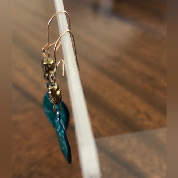 NWOT green closed lock french wire  dimensional leaf earrings - Picture 8 of 12